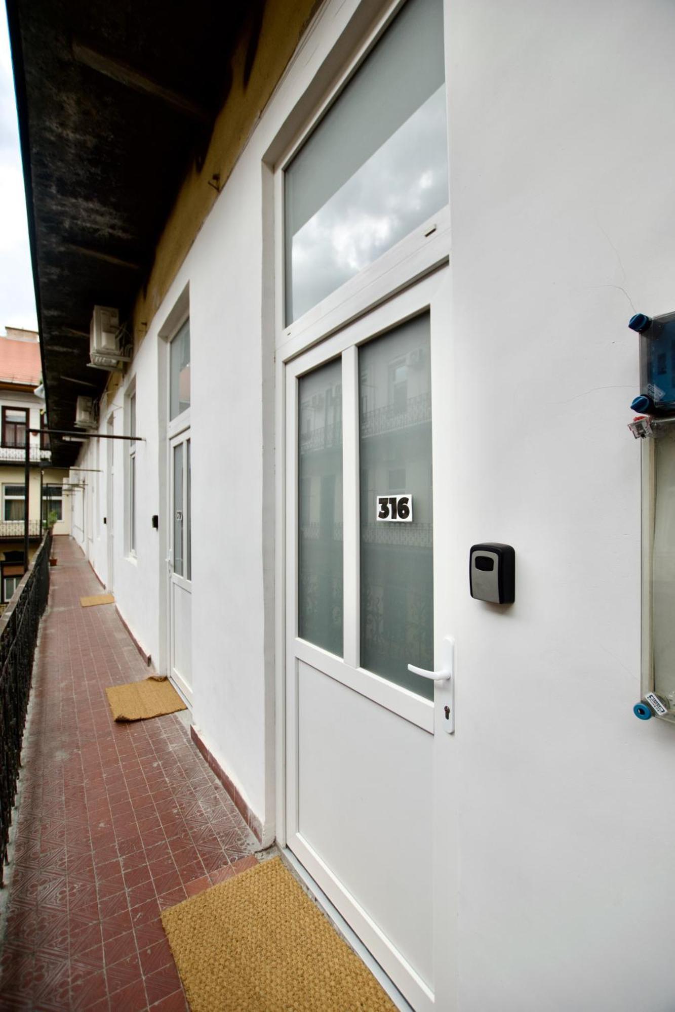 Studio Apartments By Hi5- Cozy Studio Budapest Luaran gambar